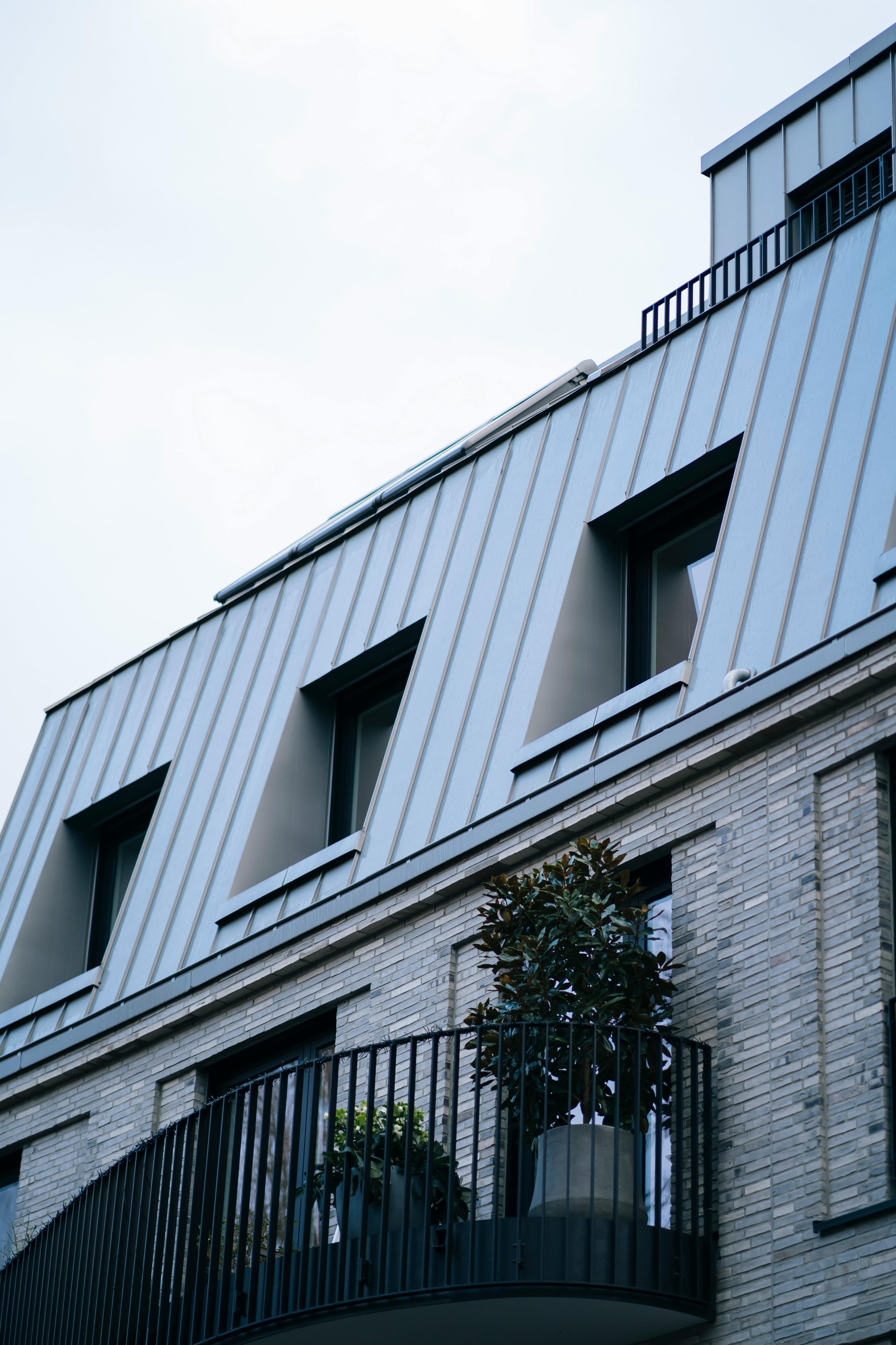 Détail de toiture en zinc prépatiné anthracite